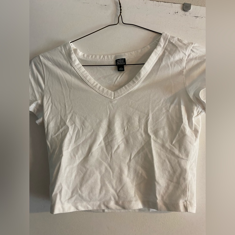 white cropped tee shirt